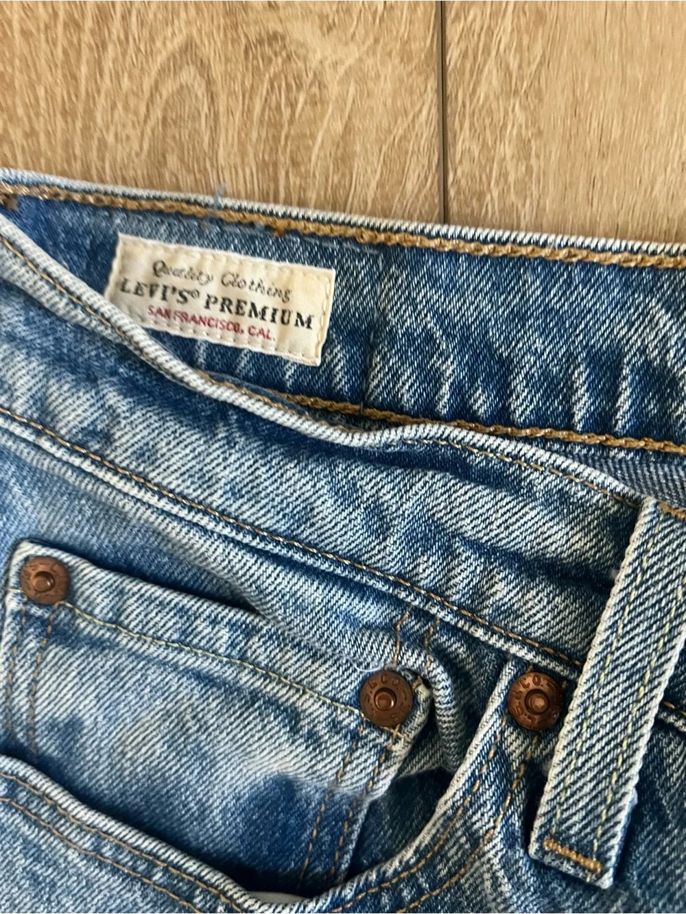 Levi's 501 women’s medium wash Blue Straight Jeans 28x30